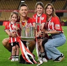 硬啊！巴特勒歪着身子强取2+1瞬间点燃全场